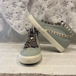 New  vintage Havana size 8 high top light denim  side zip star studs